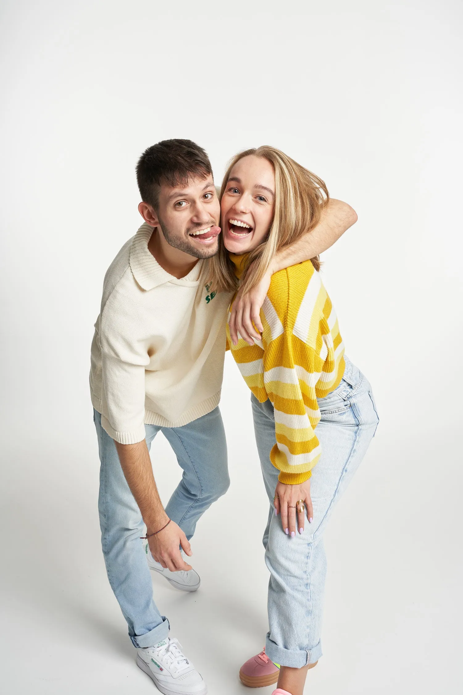 Ein Paar lacht gemeinsam im yustu Fotostudio